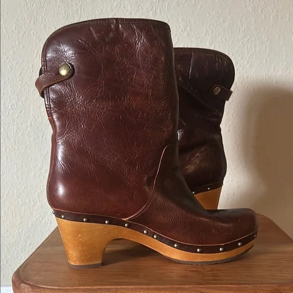 UGG Stylish Brown Leather Women's Boots 🤎 - Picture 2 of 5